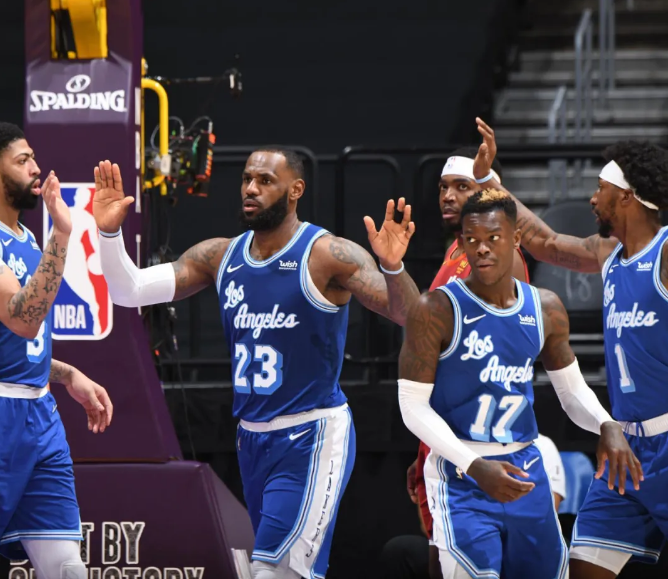  詹姆斯轰下赛季新高四十五分率湖人逆转公牛